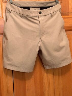 Men’s lululemon ABC shorts size 33 khaki color 7” with shopping bag